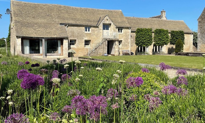Ewen Casa | Cotswold Mill Retreat - Stunning 18th-century barn, sleeps up to 12