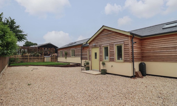 Witney Cabaña | COTSWOLD VIEW, family friendly in Shipton Under Wychwood