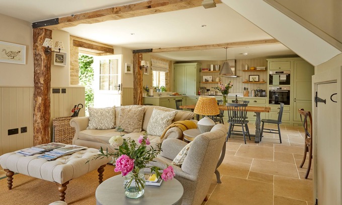 Ampney Crucis Casa | Cotswolds Barn Conversion 3 miles from Bibury