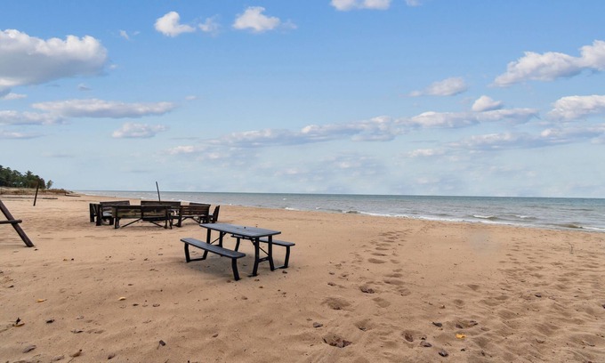 Greenbush Cabina | Cottage #1: 2BR/1BA Relaxing Lakefront Retreat!nn
