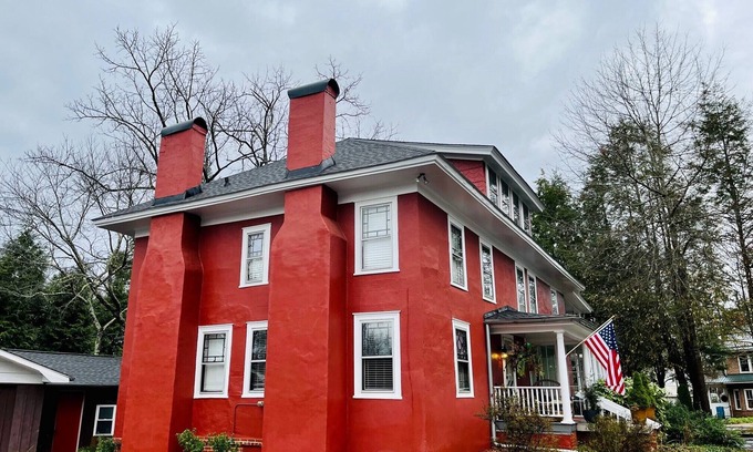 Brevard Cabaña | Cottage 1 block from Main St. on historic property.