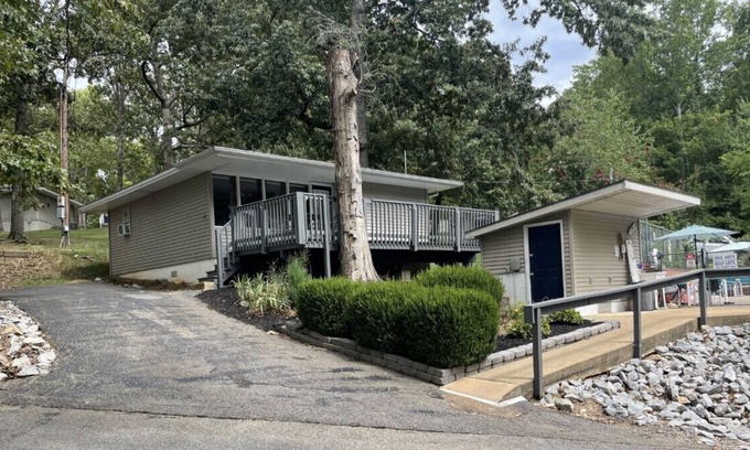 Almo Cabina | Kentucky Lake Cottage con vista al agua! Gran cubierta! Familia y mascotas amigables!