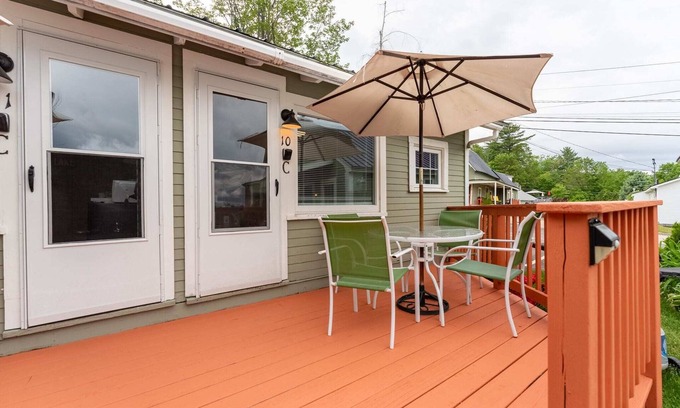 Weirs Beach Cabina | Cottage 10 Summary: S