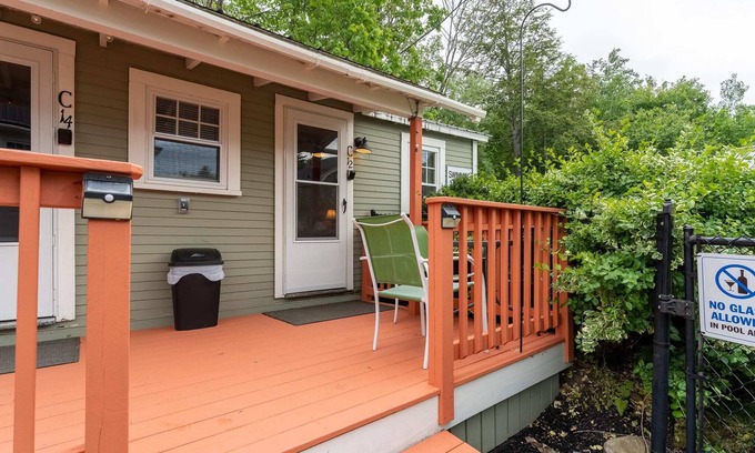 Weirs Beach Cabina | Cottage 12 Summary: A