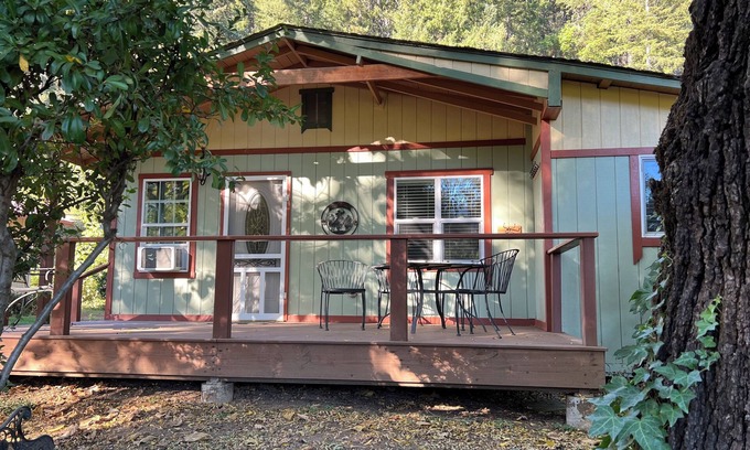 Somes Bar Cabaña | cottage 2. 2 bedrooms, 2 bathrooms, full kitchen and front porch