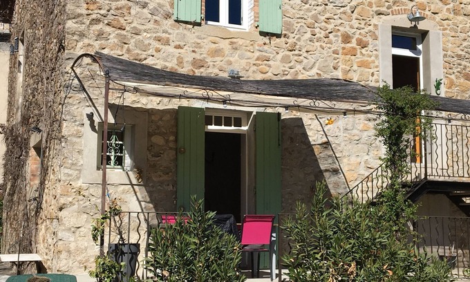 Meyrannes Cabaña | Cottage 2-3 personas en una casa con encanto en el corazón de un refugio soleado