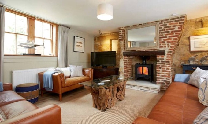 Whitby Cabaña | Cottage 2 minutes to beach with patio & parking