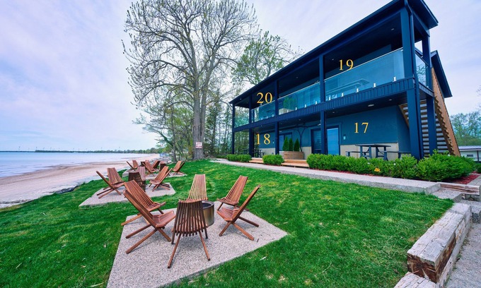 Wainfleet Cabaña | Cottage 20: Upper-Level Beachfront Unit in 4-Plex