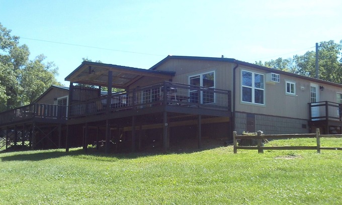 Benton Cabaña | Cottage #3 King Creek Resort & Marina