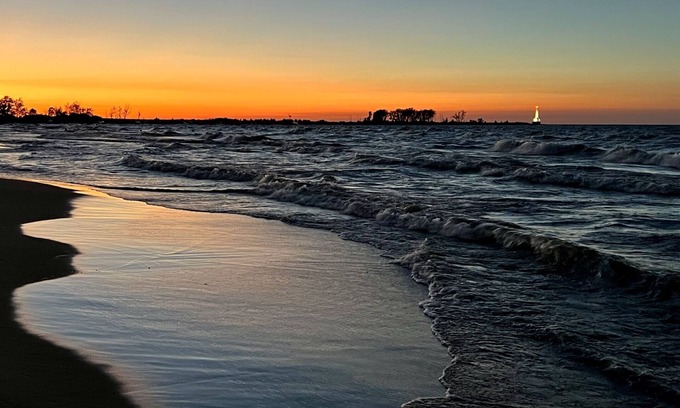 Huron Casa | Cottage 300 steps from a private beach & minutes from Cedar Point & Sportsforce