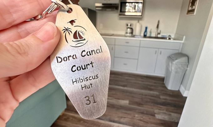Tavares Cabaña | Cottage 31: Hibiscus Hut - Waterfront Lodging in Downtown Tavares, FL