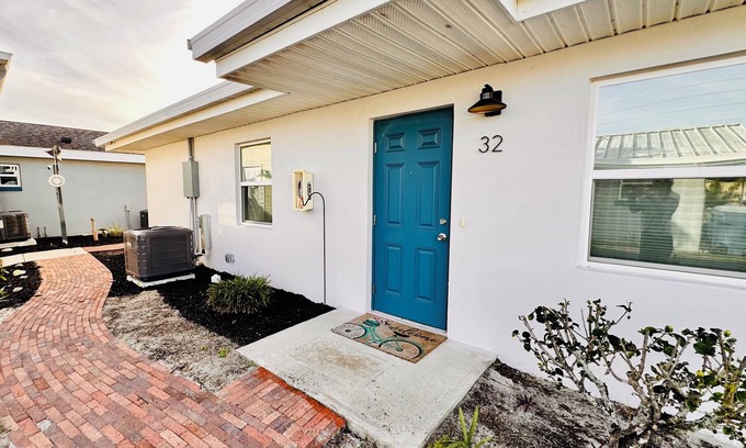 Tavares Cabaña | Cottage 32: Flamingo Bungalow - Waterfront Lodging in Downtown Tavares, FL
