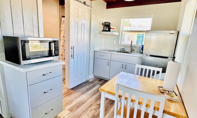 Tavares Cabaña | Cottage 33: Pineapple Place - Waterfront Lodging in Downtown Tavares, FL