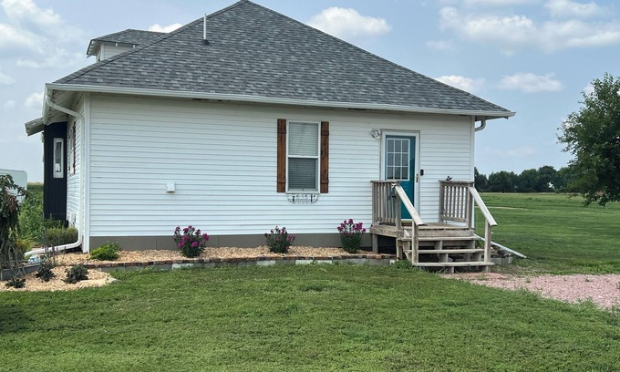 Miller Otro | Cottage @ 359th - Cozy Updated Farmhouse in the Middle of a Hunting Hotspot