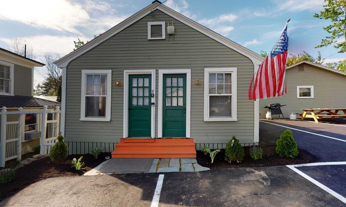 Weirs Beach Cabina | Cottage 9 The Space: