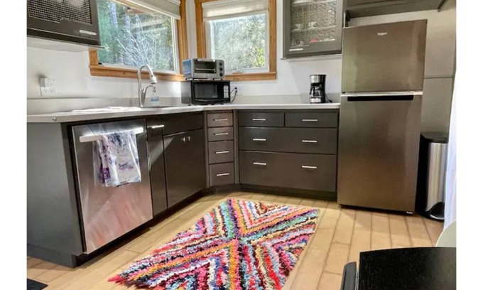 Bandon Cabaña | Cottage Above Fern Creek - Private Cottage with Forest View, Kitchenette