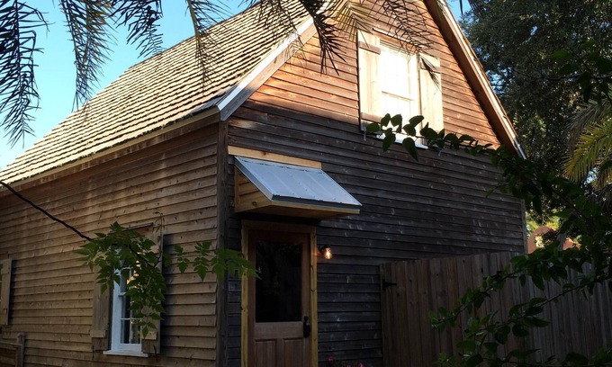 St. Augustine Historic District Cabaña | Cottage at 76 Spanish St - Situado en el centro histórico de San Agustín