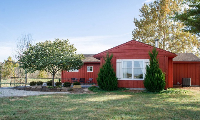 De Soto Cabaña | Cottage at Cedar Valley Forest - 60 acres of gorgeous Kansas scenery!