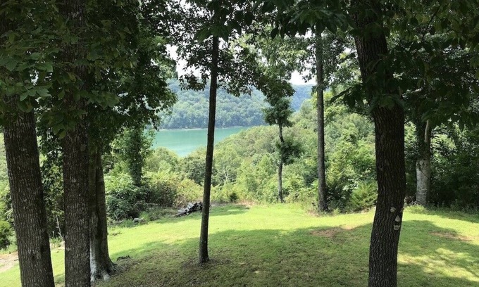 Byrdstown Cabaña | COTTAGE AT EAGLE CREEK, SLEEPS 10-12 , LAKE VIEW