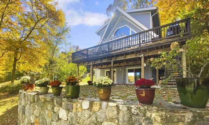 Newtown Casa | Cottage at Sunny Day- Lakeside, views, kayak, dock