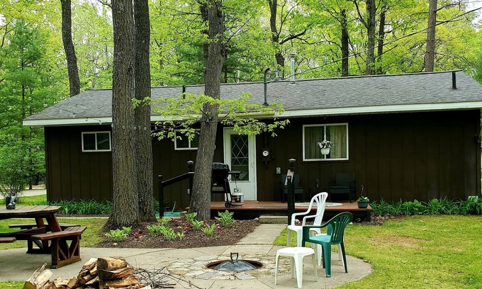 Lewiston Cabaña | Cottage by the Lake just 3 miles from the quaint little town of Lewiston.