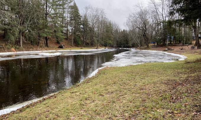 Bobcaygeon Casa | Cottage by the river with Hot tub