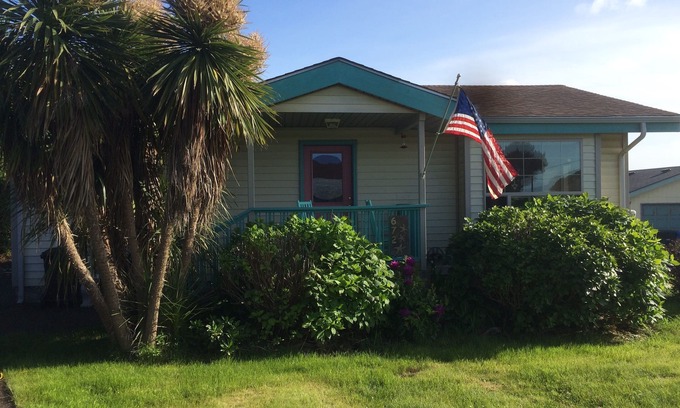 Yachats Cabaña | Cottage by the Sea Aug. 9-13 Available