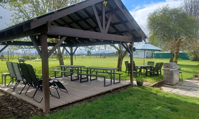 Newberg Cabaña | Cottage by the Woods - Quiet getaway - In Oregon wine country.