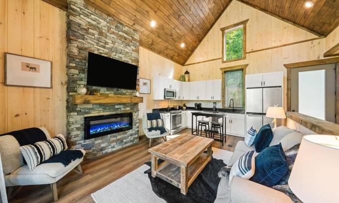Sevierville Cabina | Cottage Cove Oasis | Lakefront with Hot Tub
