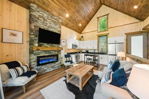 Sevierville Casa | Cottage Cove Oasis - Lakefront with Hot Tub