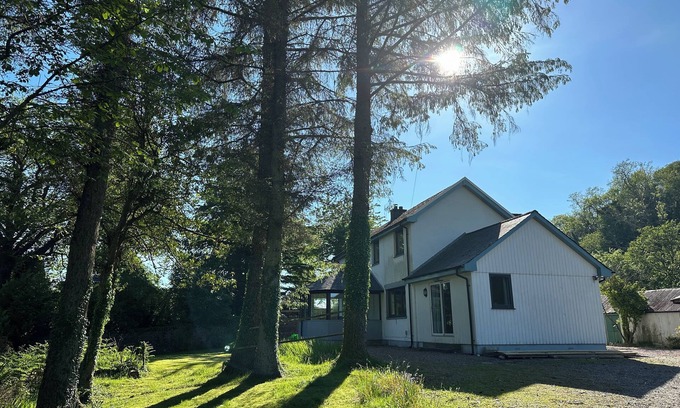 West Laroch Cabaña | Cottage for 8 - ideally located between Glencoe and Fort William close to shore.