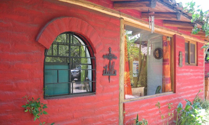 Pifo Cabina | Cabaña para 4 personas en amplio jardín con patio y estacionamiento.