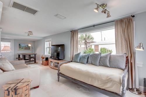St. Augustine Beach Casa | Cottage Four DIRECT OCEANFRONT Romantic Cottage Best Beach - Walk to Restaurants - Downtown only 5 Miles