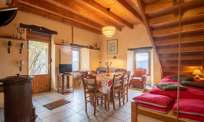 Gluiras Casa | Casita de campo "Gîte De Chapelèche Les Genêts 7 Pl" con vistas a la montaña