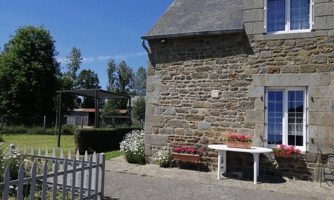 Lanhelin Casa | Casita de campo "Gîte Proche St Malo - Cancale" con jardín compartido y Wi-Fi