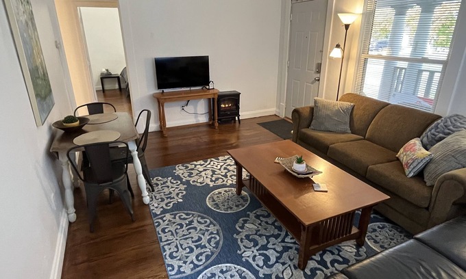 Des Moines Apartamento | Cottage Grove apt 1 private covered porch