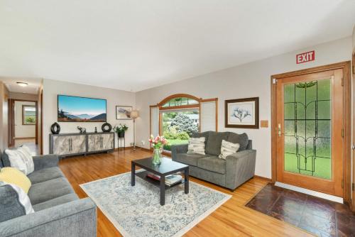 Cottage Grove Casa | Cottage Grove Haven, Spacious 4-Bed, 3 Baths Retreat