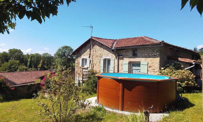 Les Salles Lavauguyon Cabaña | Cottage in Lavauguyon, on Route Coeur de Lion, Close to Chateau With Pool