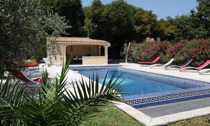 Eyguieres Apartamento | Alojamiento 3épis casa de campo de 1850, con piscina de borde infinito con nadar contra la corriente