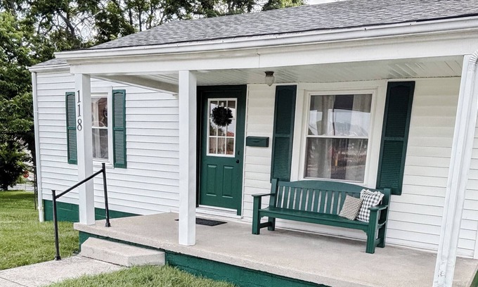 Georgetown Cabaña | Cottage In Downtown Georgetown Within Walking Distance Of Shops and Restaurants