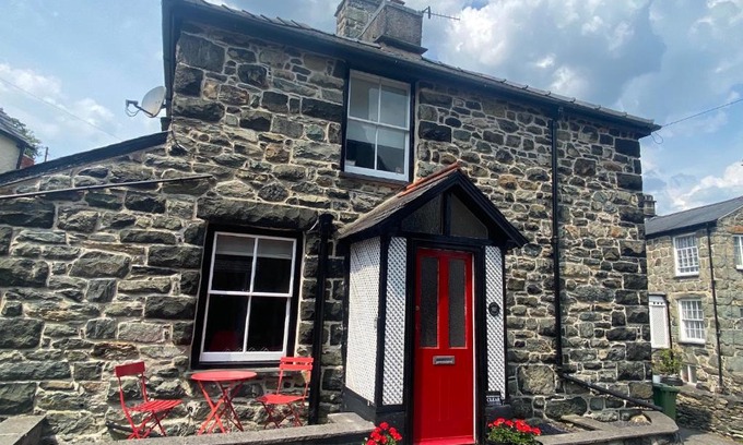 Dolgellau Casa | Cottage in heart of Dolgellau with parking