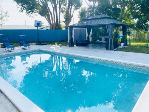 Miami Gardens Casa | Cottage in the Gardens!