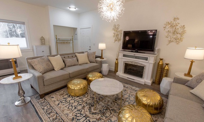 Fairbanks Casa | Cottage in the hills with room for the whole family!