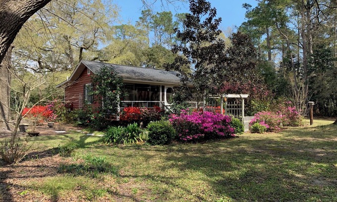 Lincolnville Casa | Cottage in the Oaks es una casa histórica restaurada de finales de 1800