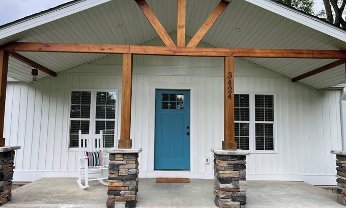 White Pine Casa | Cottage in the Pines! Charming 2-bedroom bungalow in White Pine