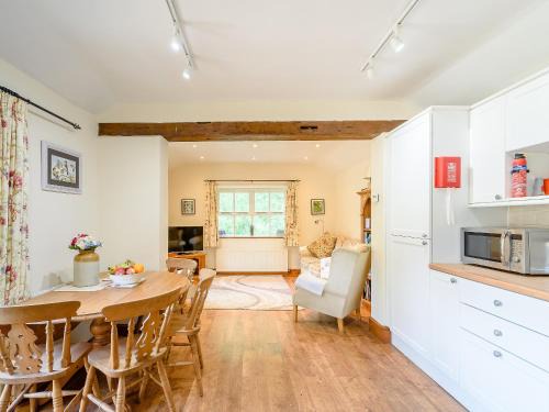 Garton Casa | Cottage In The Pond W43212