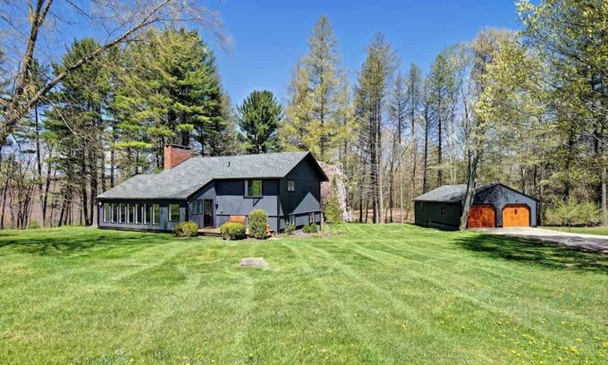 Lakeville Casa | Cottage in the woods
