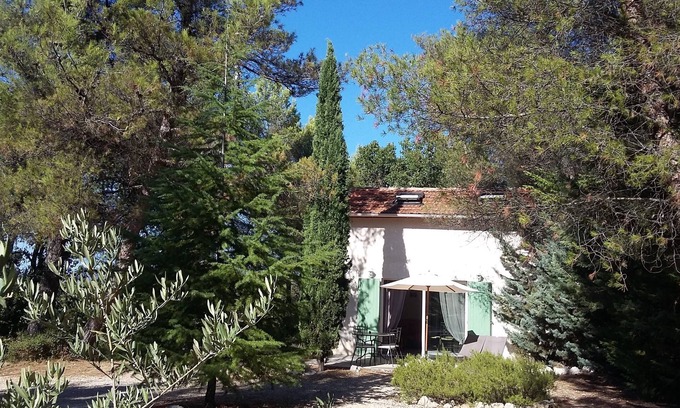 Mimet Casa | Pequeña casa independiente en propiedad arbolada con piscina