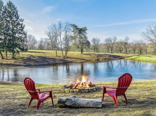 Berkeley Springs Casa | Cottage Inn The Woods - Pond, Pet Friendly, Grill, Wifi, Fire Pit, Deck, Screen Porch, Fireplace, Private