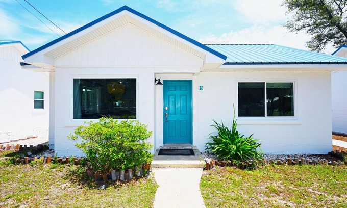 Navarre Cabaña | Cottage just steps from the water!